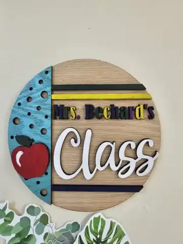 Round classroom name sign with an apple and Class lettering